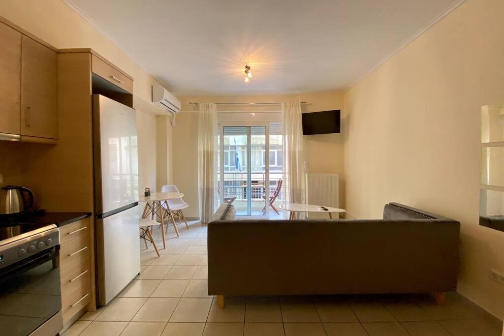 Nikitas' Apartment By The Tube Atene Esterno foto